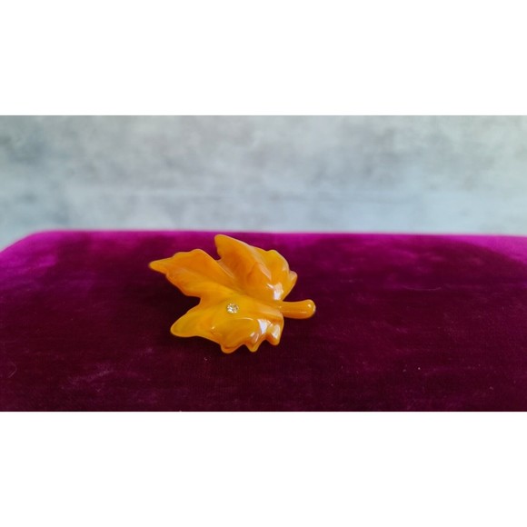 Vintage AVON Amber Marbled Lucite Maple Leaf Brooch Pin Clear Rhinestone - Picture 5 of 10